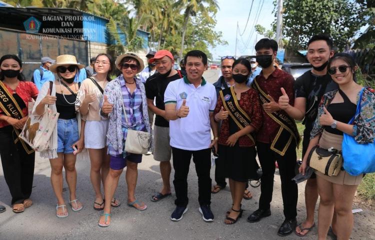 Bupati Suwirta Sambut Wisatawan di Nusa Penida