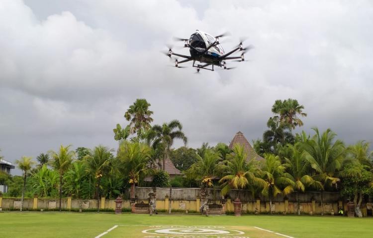 Drone Raksasa Mengudara di Langit Klungkung